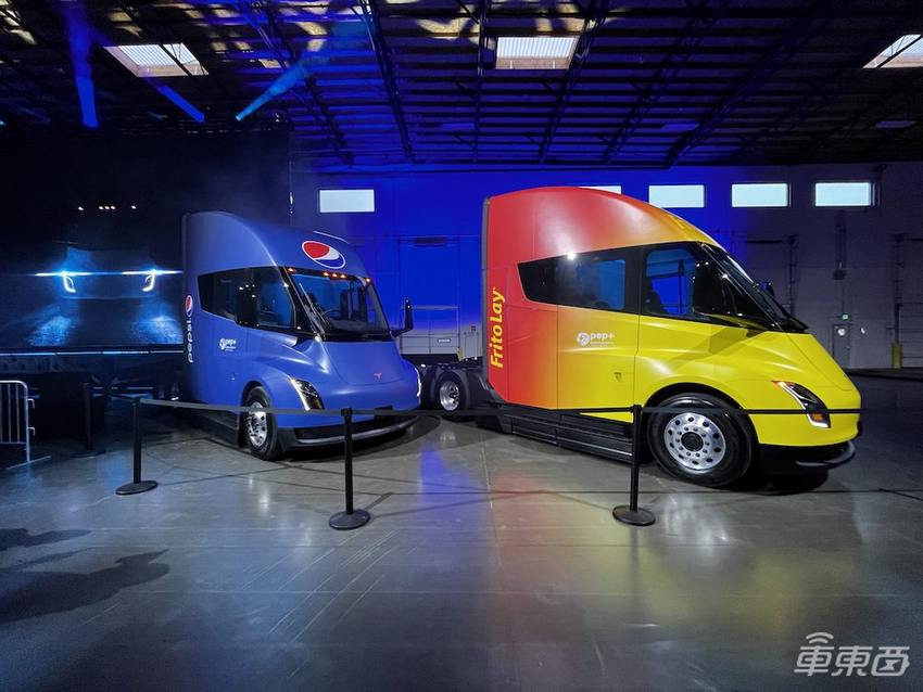 特斯拉电动卡车正式交付！拉37吨货跑800公里，百事可乐第一个提车