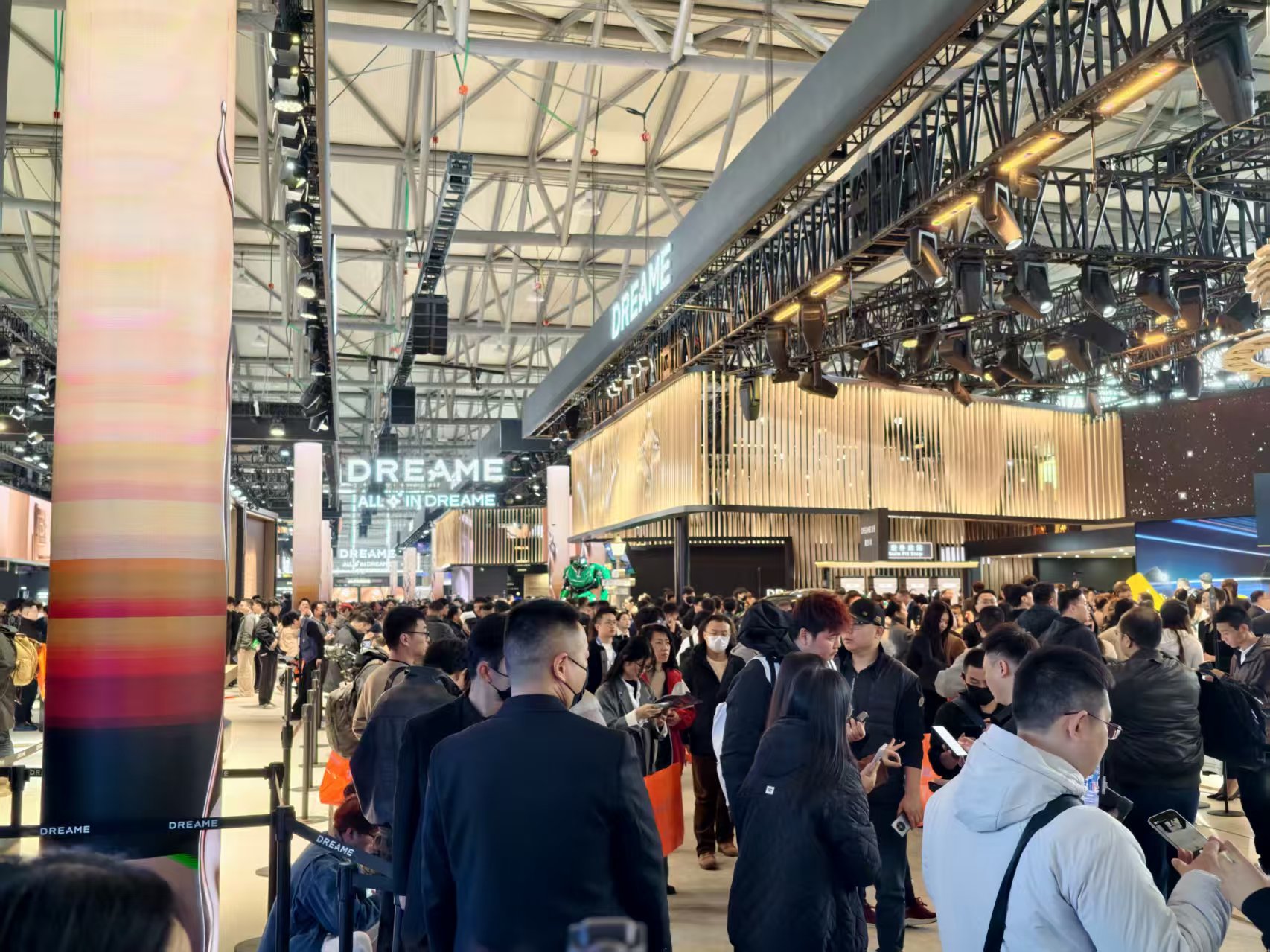 暴走两万步逛遍中国版CES!AI养龙虾、人形机器人火爆,追觅手机上手