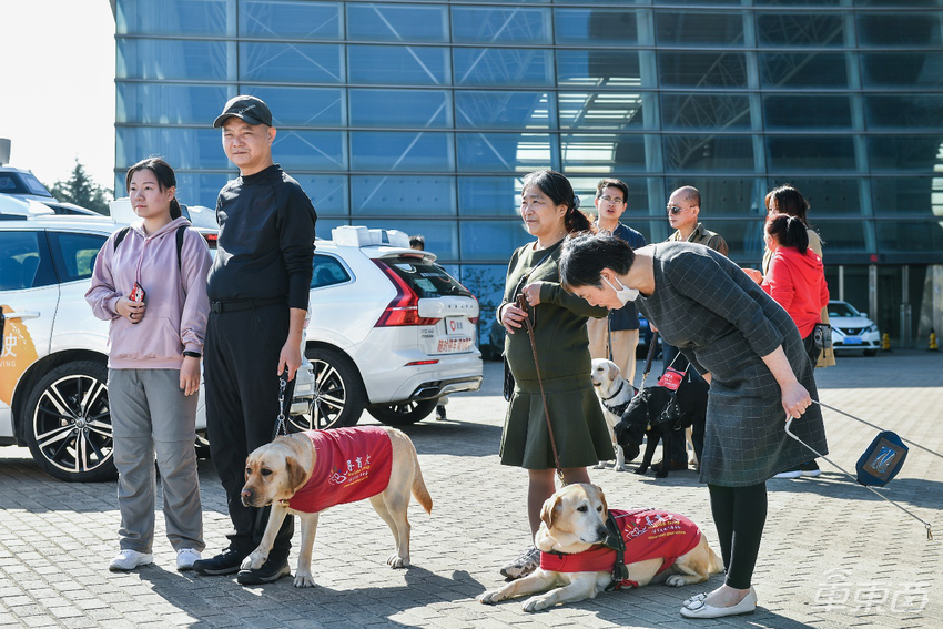 视障人士体验滴滴自动驾驶:未来有望“自己开”