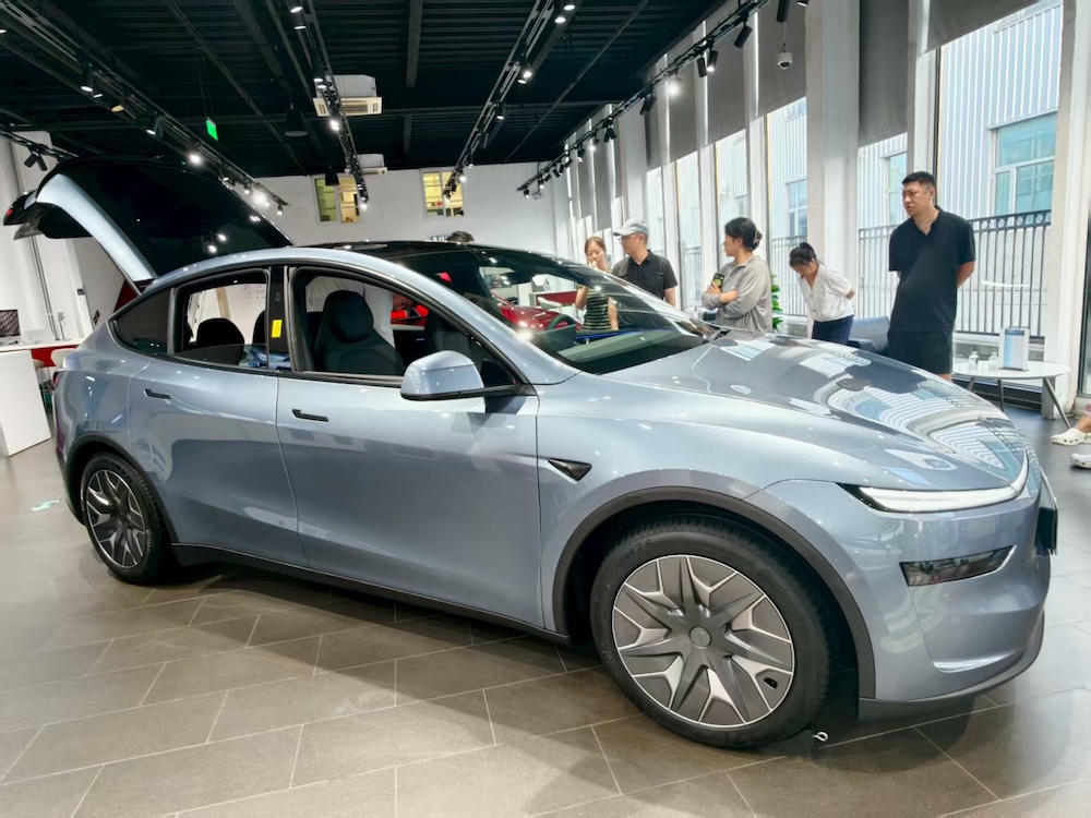 特斯拉Model Y L卖爆了!6天卖空一个月产能,工作日顾客挤爆门店,暴雨还来看车