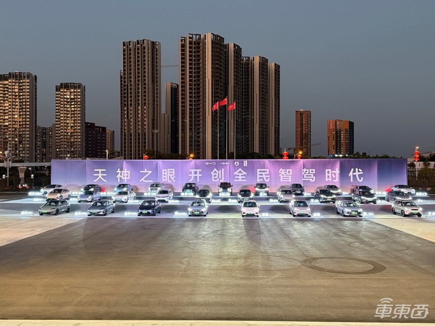 王传福狂扔“核弹”！比亚迪智驾卷入7万级，全面接入DeepSeek