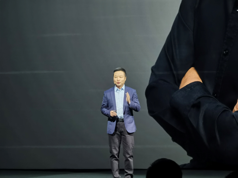 何小鹏连发四大黑科技!人形机器人走猫步上台,用户能买到的L4车型来了