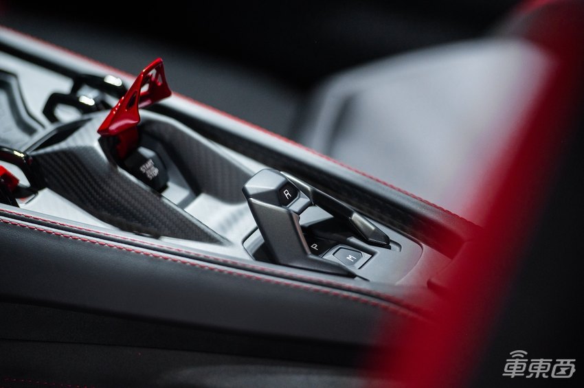 兰博基尼最强插混组合，超豪华SUV Urus SE和跑车亮相成都车展