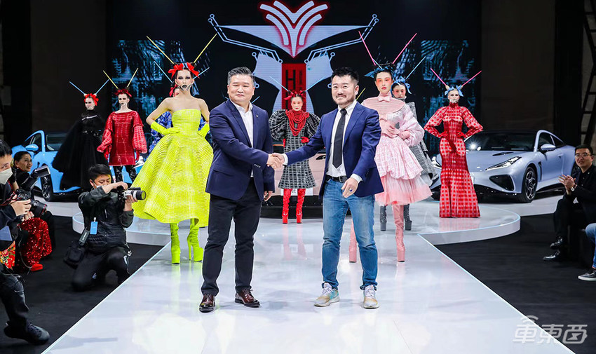 哪吒汽车首款双门四座纯电跑车亮相，基于山海平台打造