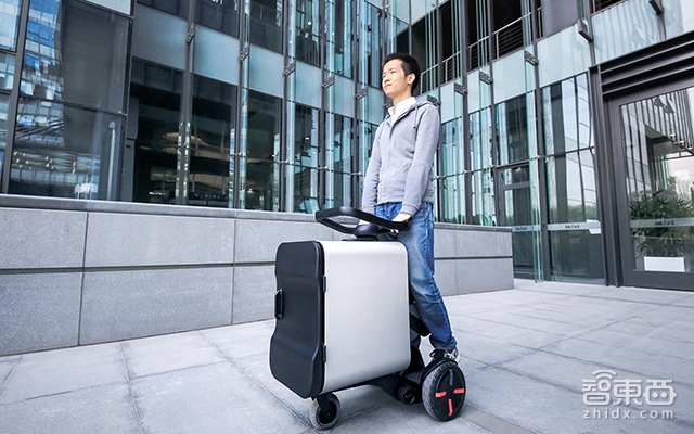 給英特爾CEO遞礦泉水 機器人路萌變身快遞員