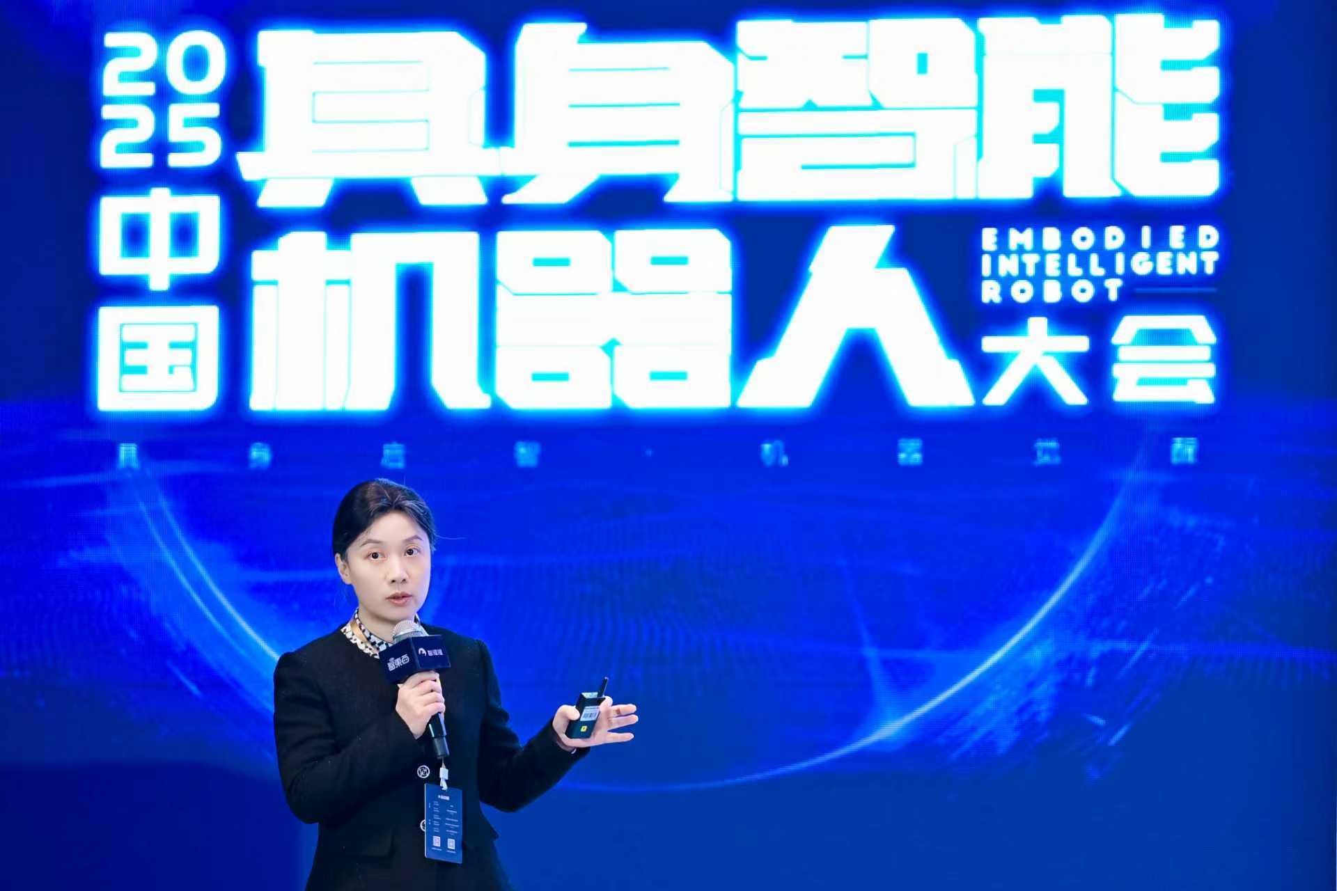 人形机器人落地干货硬核输出，首届具身智能峰会，燃爆了！