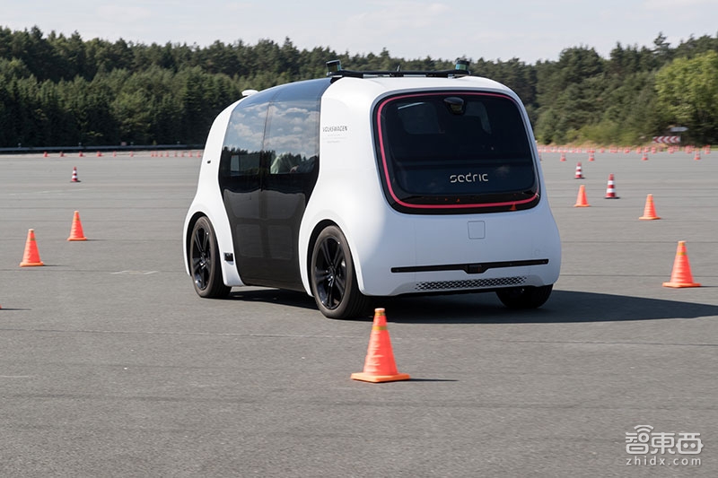 德国体验大众L5级无人车 萌系小巴藏了一身传感器