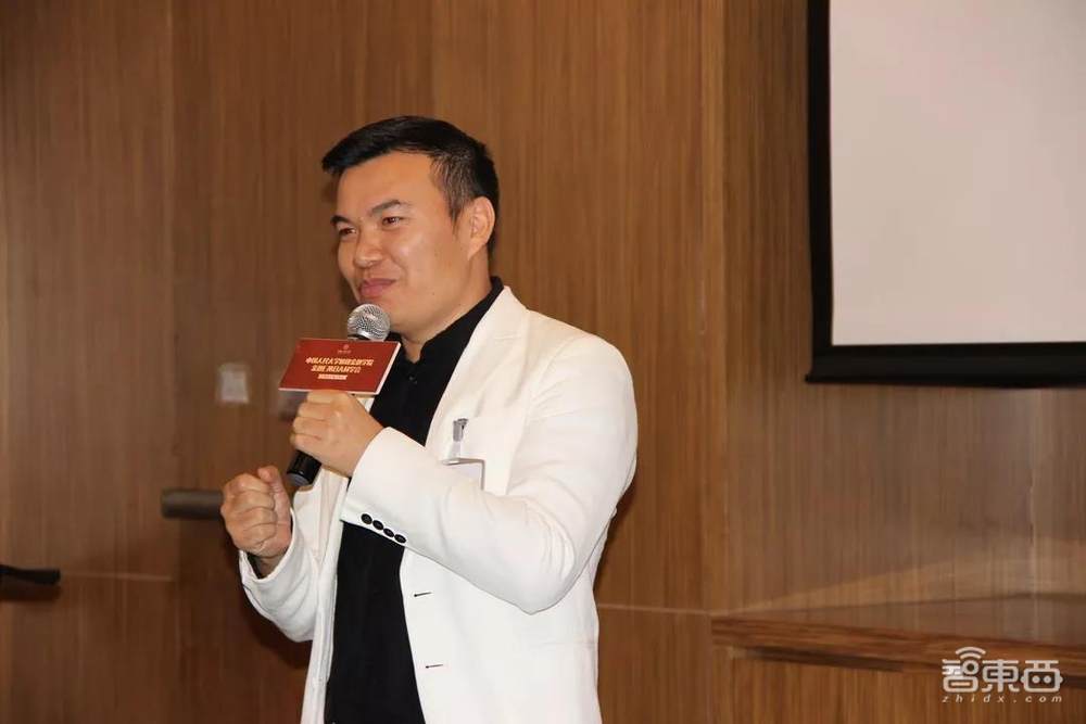 人工智能的草莽江湖:从野蛮生长到触碰红线