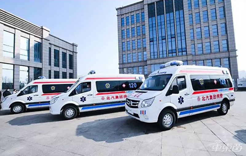 低速无人车集体上阵抗疫！扫地杀毒测体温，送药送菜真暖心