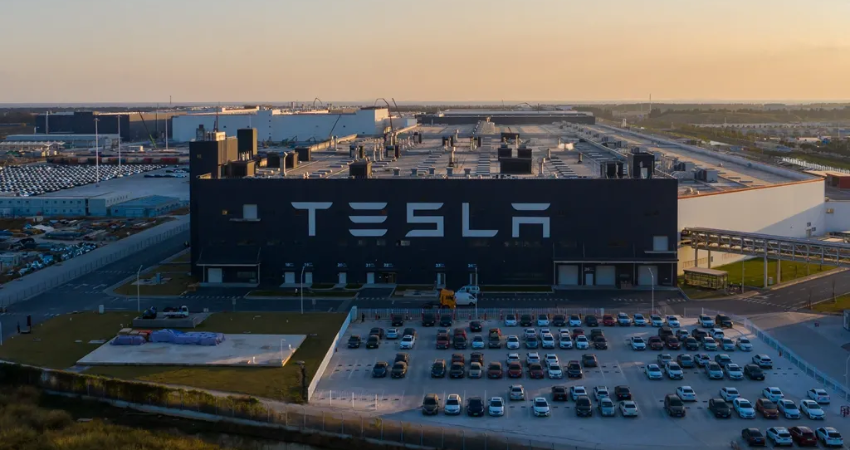 外媒展示特斯拉Model Y生产线：机械设备替代人工，部分车间自动化率达100%