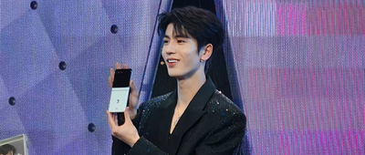 刚刚，联想发了一部张凌赫用气球可以放飞的手机