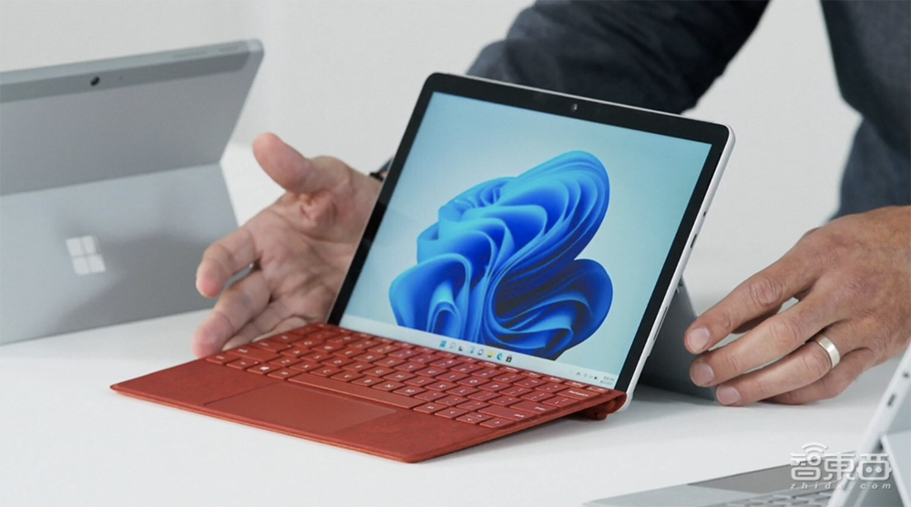 微软又造双屏折叠手机！打游戏绝了，连推8大新品，玩法连苹果也服