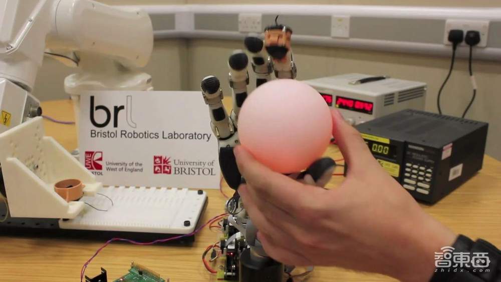 机器人“仿人”技术新突破,超灵敏手指触觉,还能剥香蕉、穿衣服!