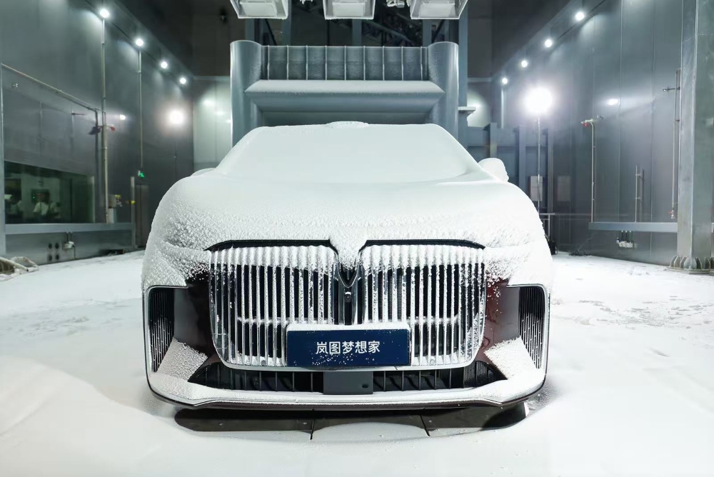 岚图发布新混动技术:全域800V高压上车,三款旗舰车型将搭载