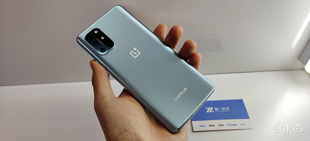 一加2020首场线下发布会：屏幕“拉直”，65W快充补齐，一加8T 3399交朋友