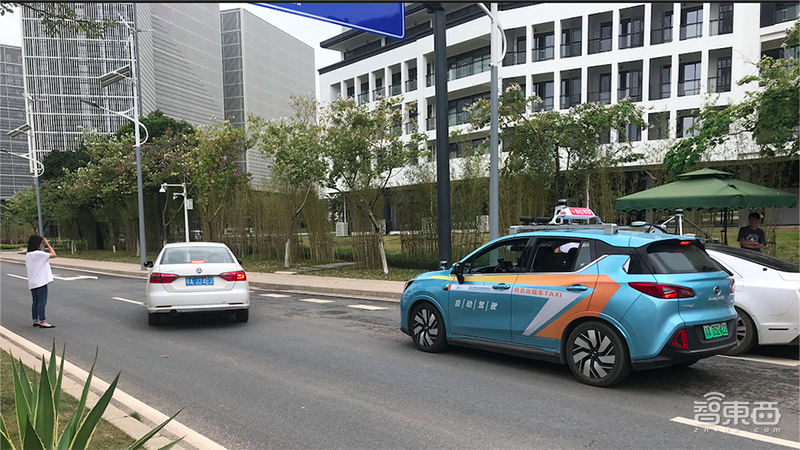 实测国内首台自动驾驶出租车!打个电话就能坐