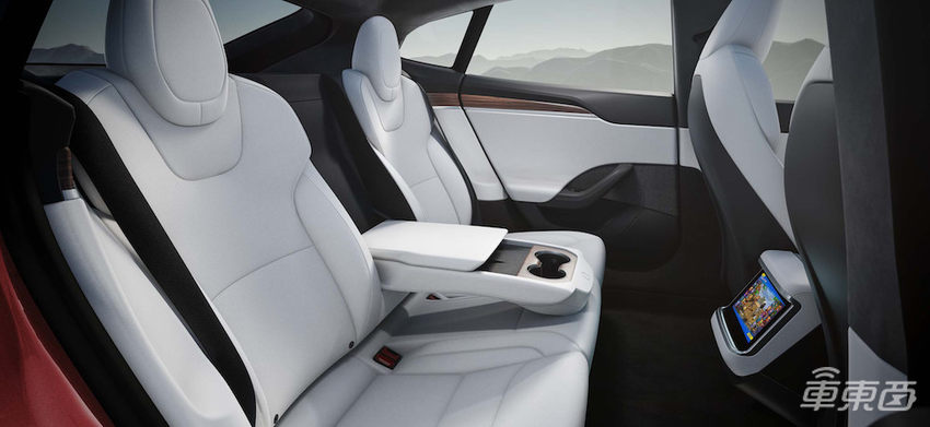 特斯拉新款Model S交付！马斯克飙车助兴，车内还装了个“PS5”