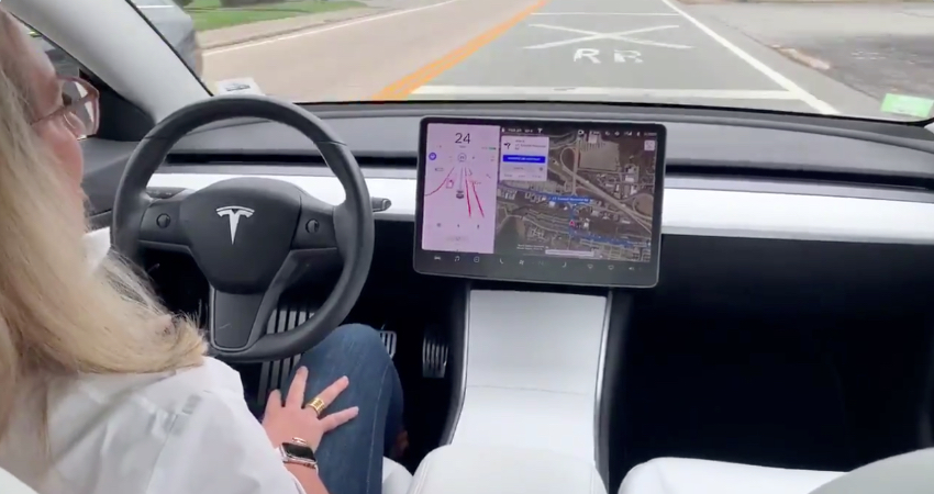 车主实测特斯拉完全自动驾驶：遇见修路就傻眼，左摇右摆频繁画龙