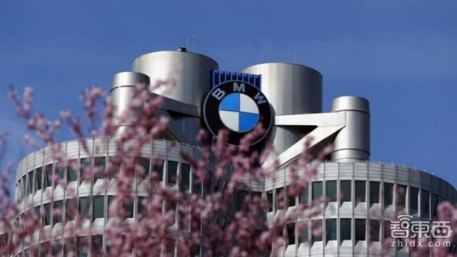 停车即可充电 “一柱两用”宝马推路灯充电桩