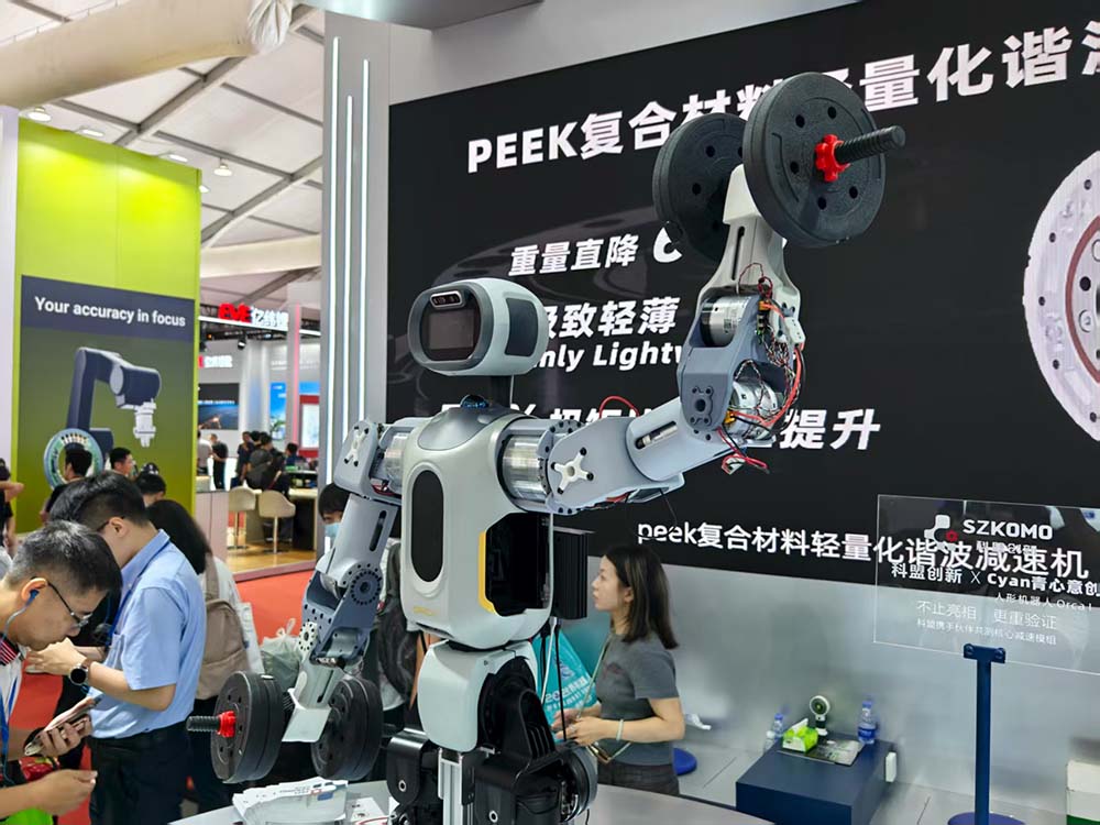 最贵97万搬回家,人形机器人天团涌入北京!暴走2万步玩命逛完,亮点都在这了