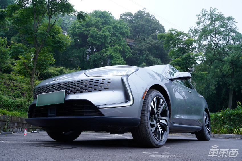 重庆试驾华为版增程电动车：动力不输百万级跑车，华为音响上档次