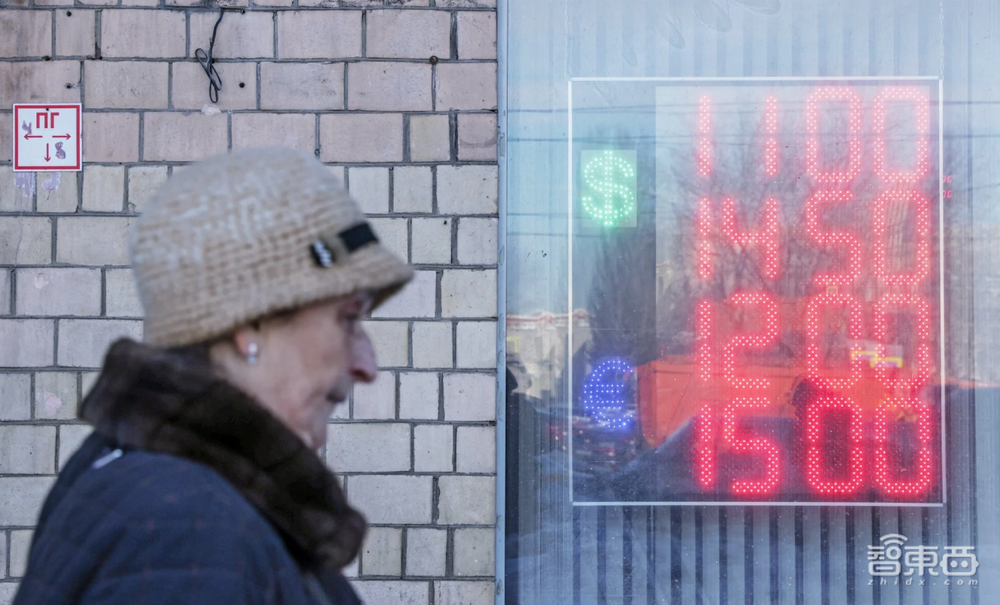 俄乌激战30天：中国手机巨头躺枪还是躺赢？