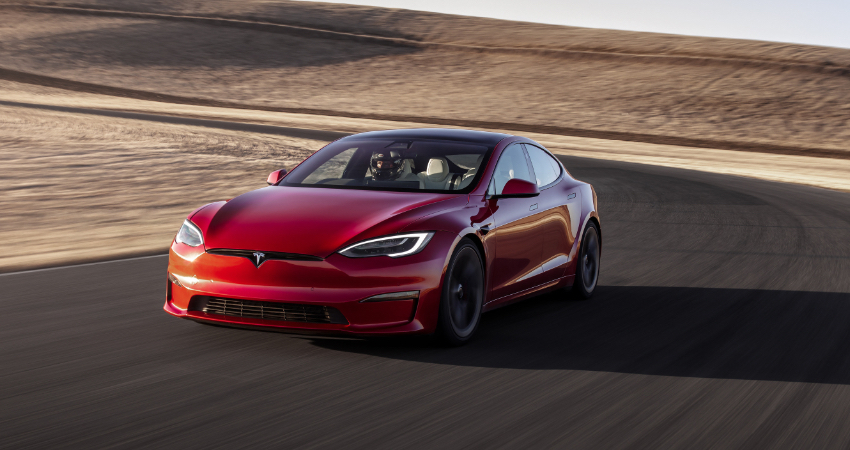 特斯拉新款Model S交付！马斯克飙车助兴，车内还装了个“PS5”