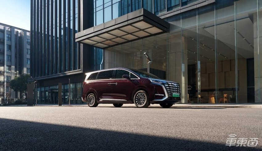 新能源MPV销冠迎来改款!腾势D9 33.98万起售,车内舒适性再次提升