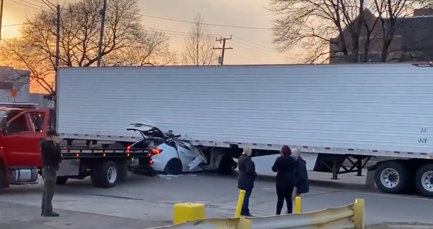 四次事故两死两伤，特斯拉为啥总是撞上白色卡车？