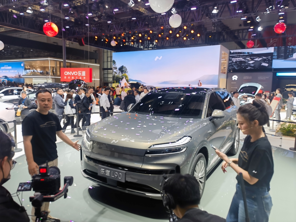 上海车展首日:雷军没来小米展台仍爆满,余承东预言新车“大爆”,何小鹏忙着遛“人”