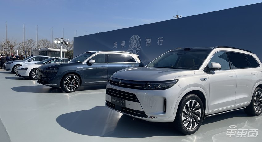 华为最强智选车46.98万开卖！能扛住卡车前后夹击，贴身大战理想L9