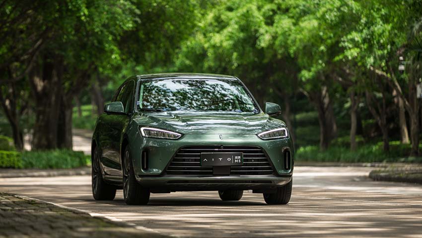 华为和特斯拉杠上了！问界直降3万，老车主给补偿