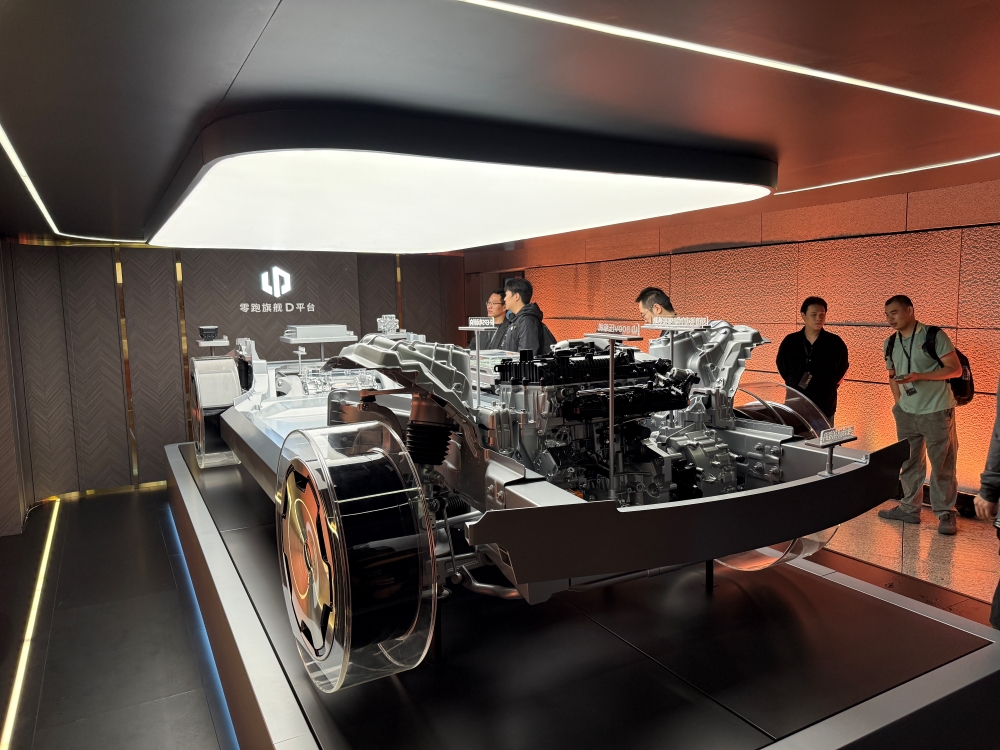 朱江明和费翔一起发零跑车皇!增程配80度大电池,“全身名牌”登场