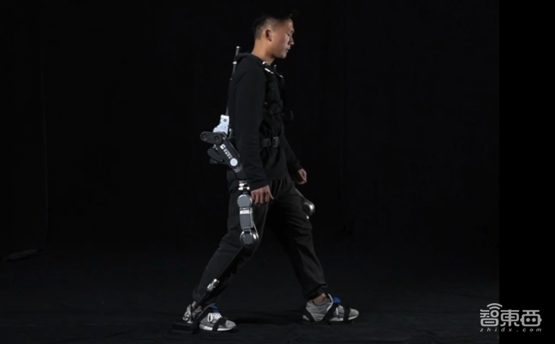 现实版《死亡搁浅》!外骨骼机器人送餐,外卖小哥背百斤重物轻松上楼
