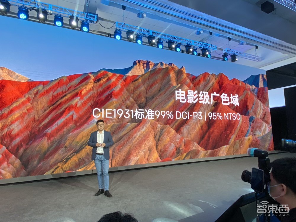 創(chuàng)維推兩大殺手锏：4K電視可彎可直，8K電視用玻璃屏幕發(fā)聲