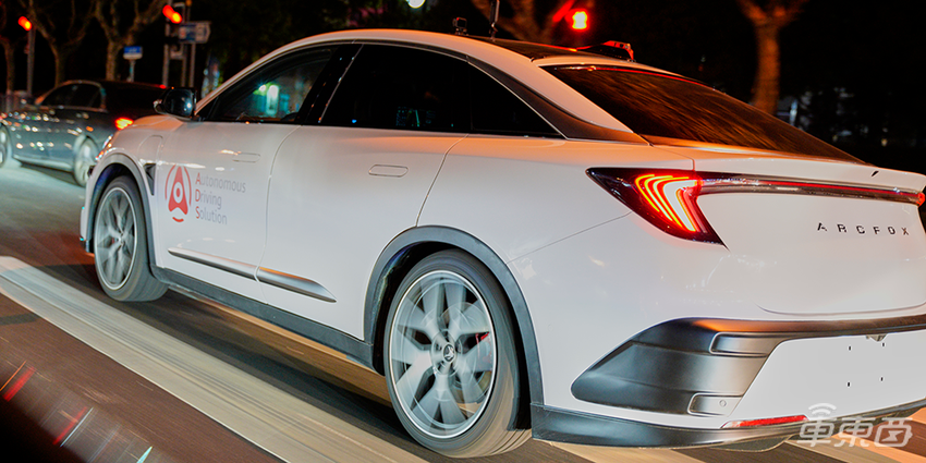 夜间体验华为自动驾驶：100分钟无接管，真能叫板无人出租车？