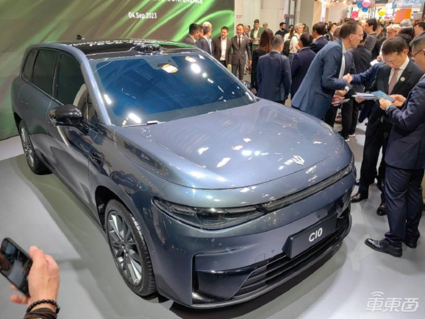 中国车德国抢风头！王传福悠闲逛展，奔驰宝马撑起欧洲车最后脸面