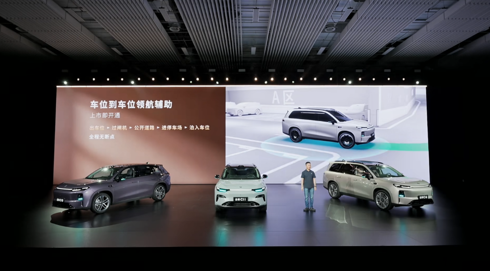 零跑发狠了！三款车17个版型一起上，打满12到17万市场