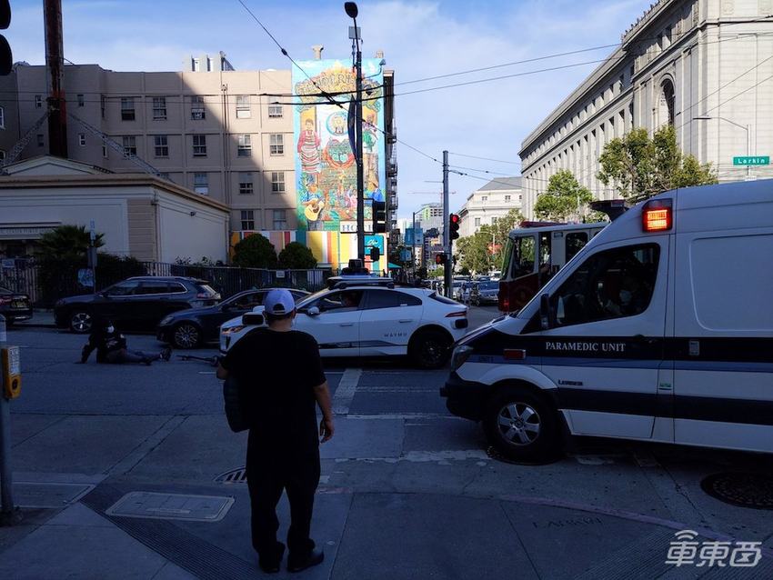 Waymo无人车撞倒滑板青年 事后澄清:安全员手动接管,无人严重受伤