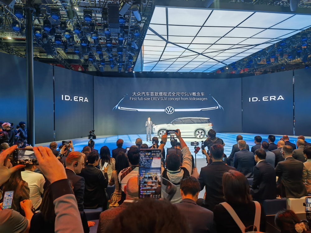 上海车展首日：雷军没来小米展台仍爆满，余承东预言新车“大爆”，何小鹏忙着遛“人”