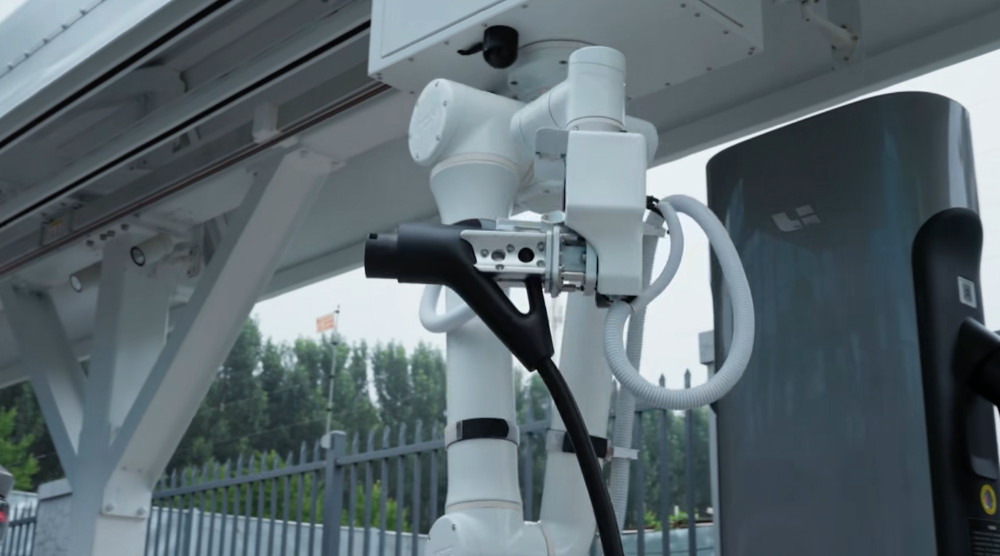 理想i8便宜2.8万开卖!首发VLA司机大模型,李想:第一眼看图觉得有点丑