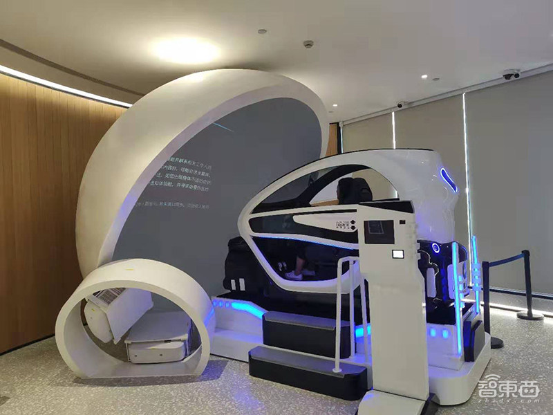 亲密接触建行女机器人前台!首家5G+智慧银行有何神秘?