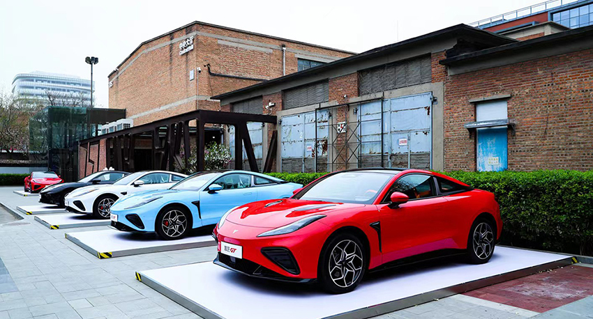 哪吒汽车首款双门四座纯电跑车亮相，基于山海平台打造