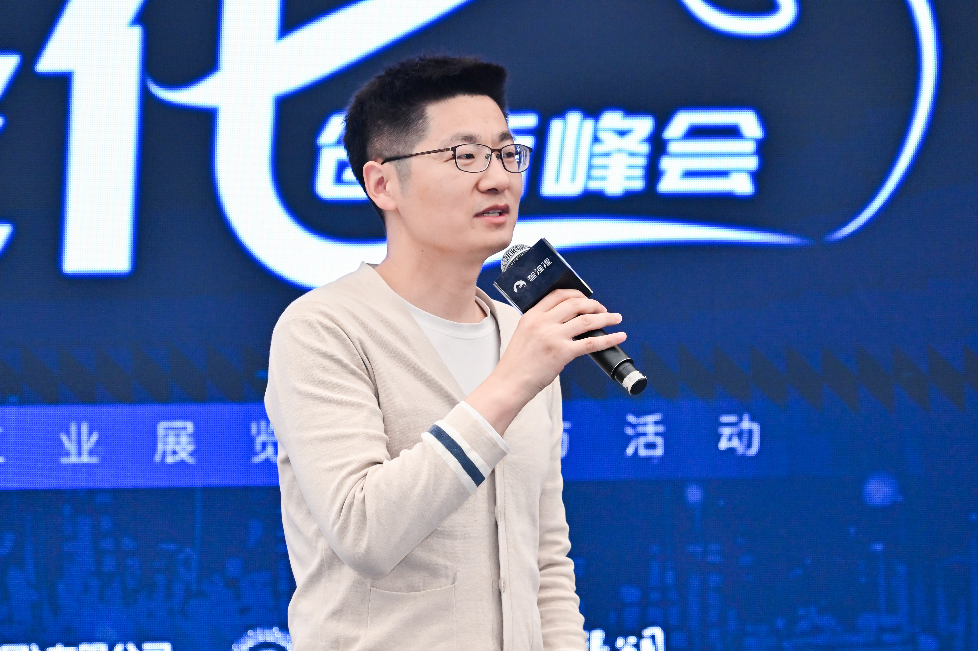 中国汽车产业掀起“AI革命”！汽车智能化创新峰会观点交锋，18位大咖共话智能化下半场