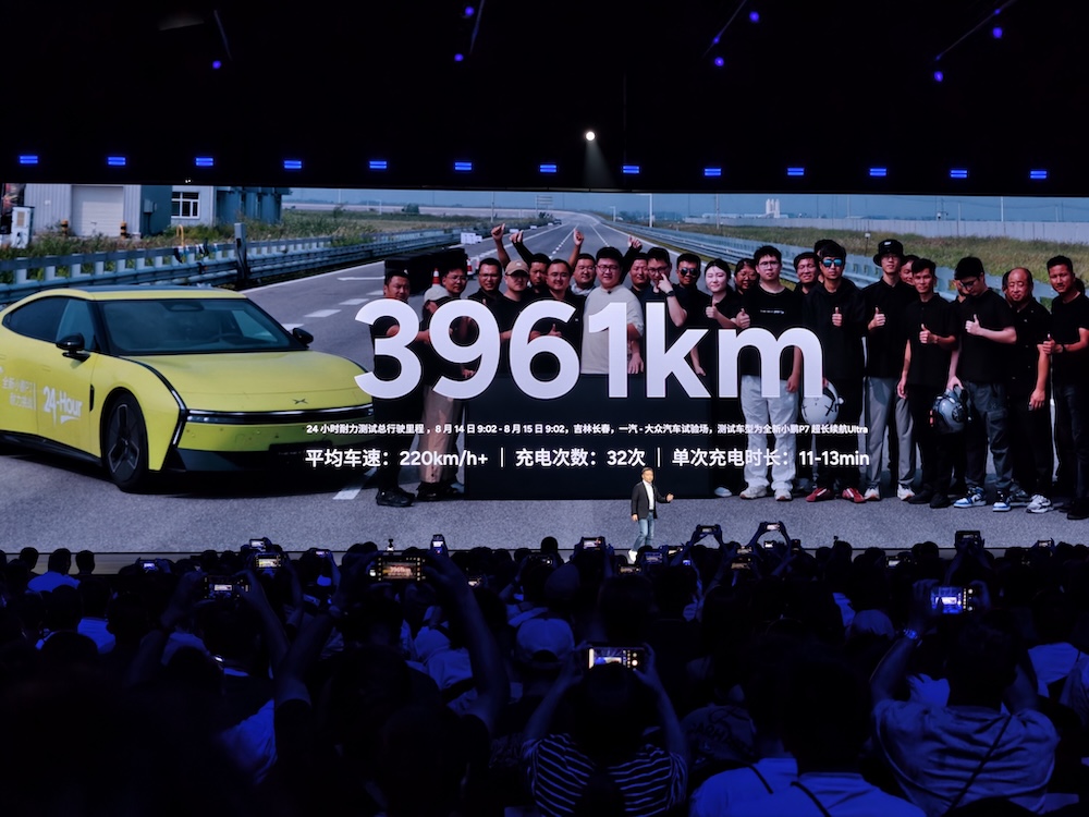 何小鹏像素级致敬雷军！全新P7赛道刷圈超SU7，送黄金车标，21.98万开卖