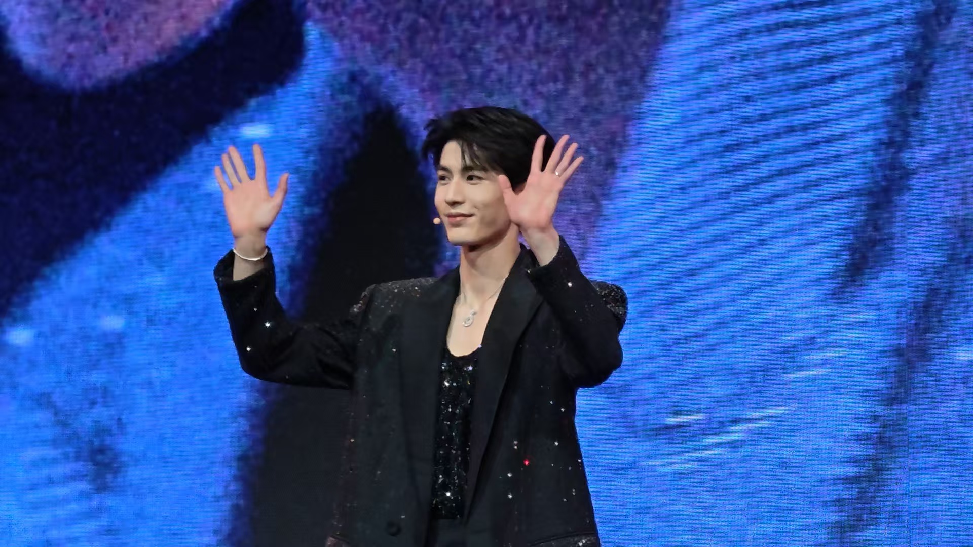 刚刚,联想发了一部张凌赫用气球可以放飞的手机