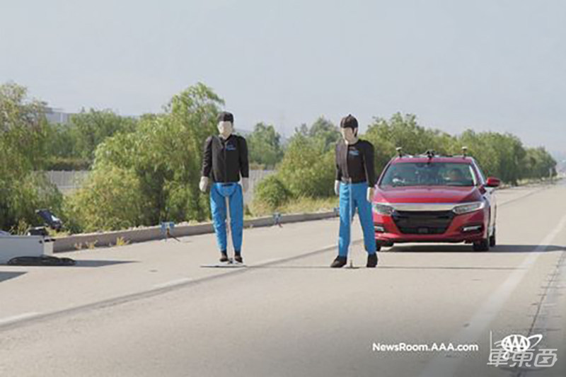 行人防撞系统形同虚设！四款中级车AEB横评 全部差评