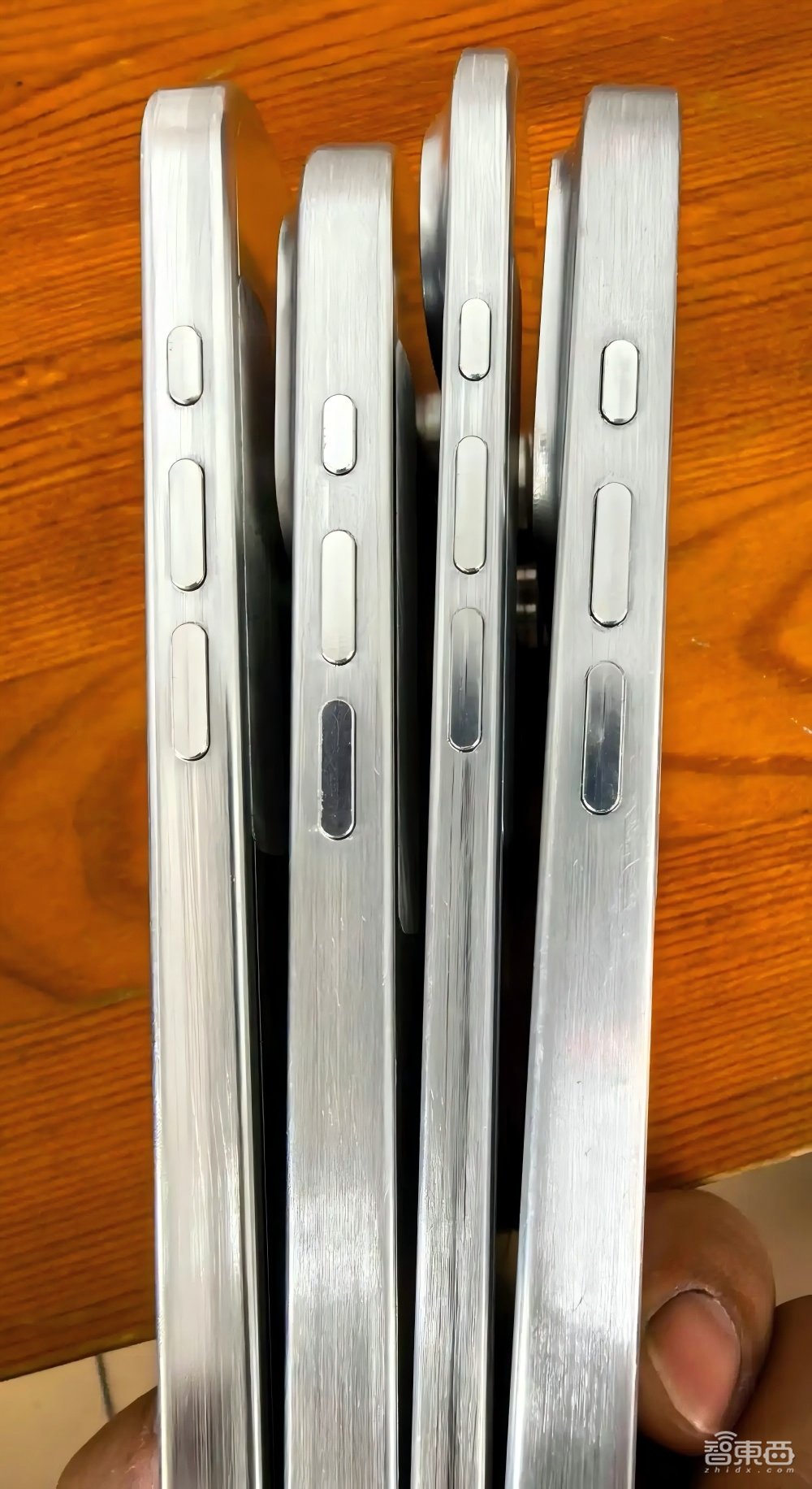 古尔曼爆料iPhone 19：折叠屏越来越近， 机身变化有惊喜