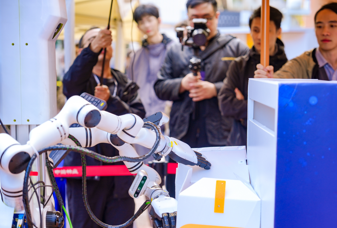 灵巧手送外卖快递上楼？揭秘背后百亿赛道，速腾聚创全栈技术就绪