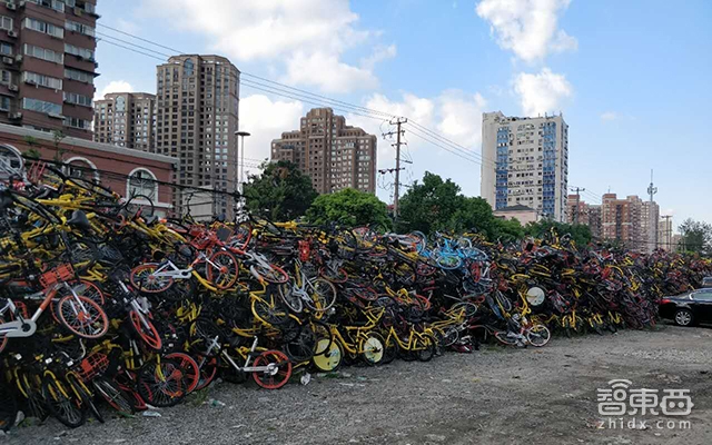触目惊心的共享单车坟场!几十万辆被弃荒野无人管!